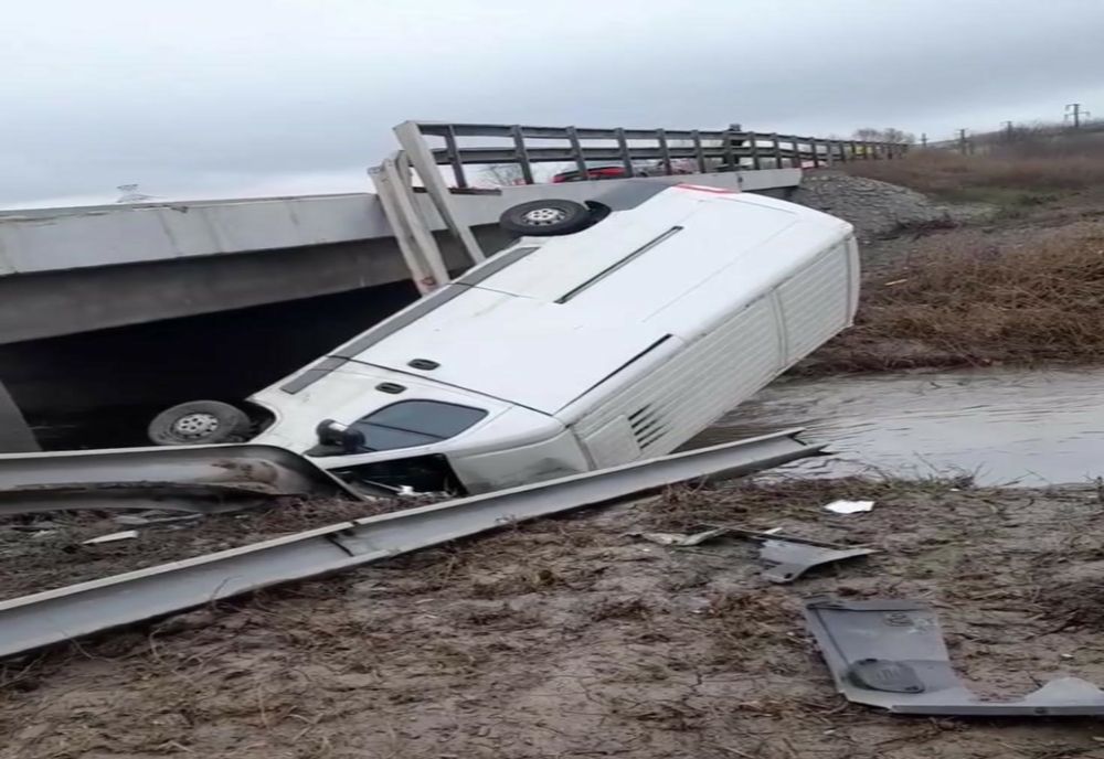 VIDEO| Accident spectaculos. Șofer beat, a plonjat cu autoutilitara într-un pârâu