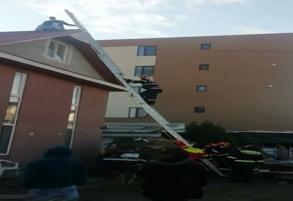 VIDEO| Intervenție la înălțime. Adolescent, blocat pe casă, salvat de pompieri