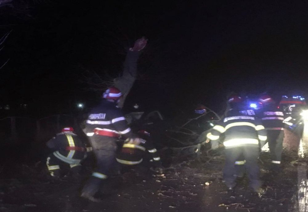 Trgedie evitată. Două tinere au intrat cu mașina într-un copac