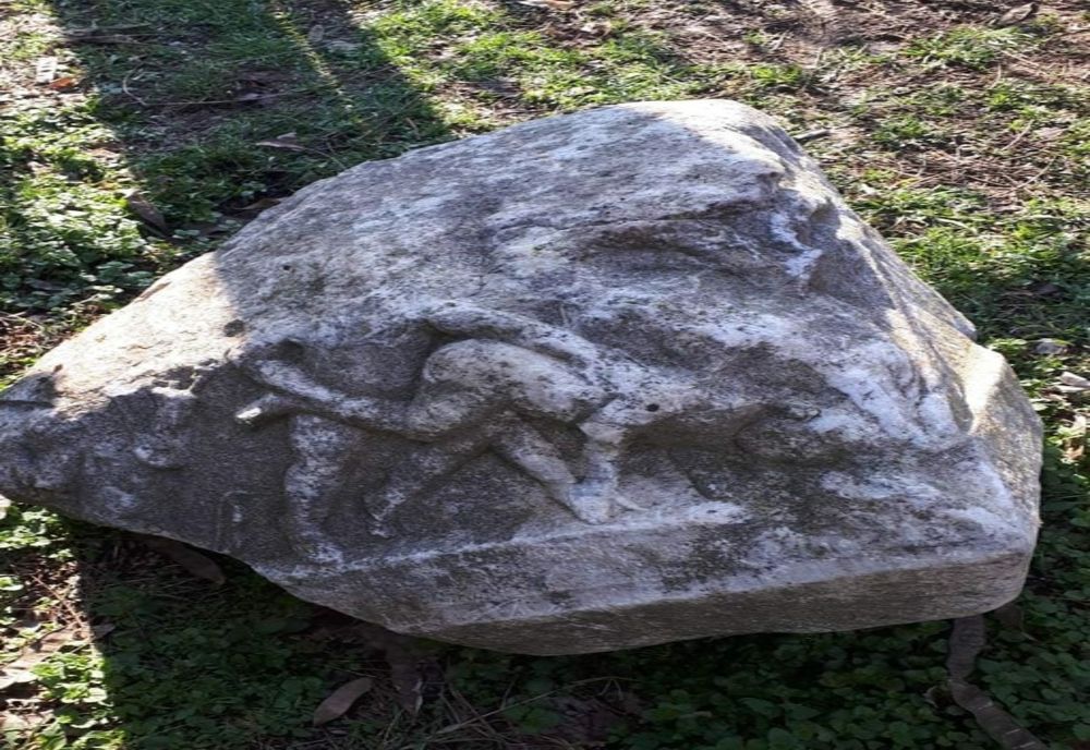 Artefact antic găsit de polițiști în curtea unui bărbat din Valu lui Traian