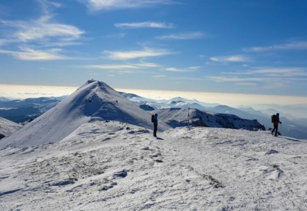 Turist recuperat de salvamontiştii din Dâmboviţa, după ce a dormit două nopţi sub cerul liber, în apropierea Vârfului Omu  