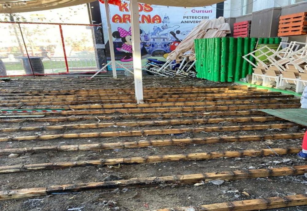 A început demolarea teraselor amenajate abuziv