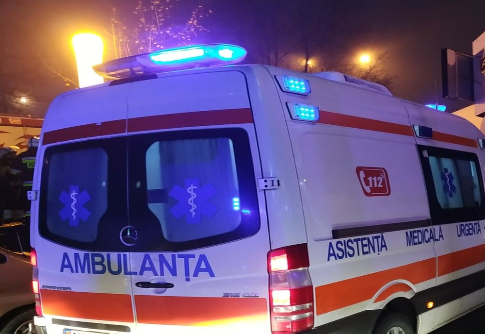 Ambulanță răsturnată la ieșire din Valea Dacilor