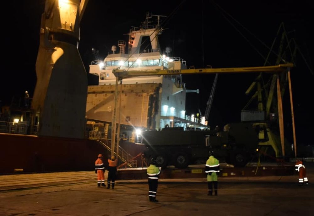 FOTO| Primul lansator multiplu de rachete cu bătaie mare HIMARS a ajuns în România