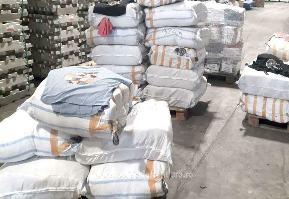 Articole vestimentare în valoare de aproximativ 1.700.000 lei, confiscate în Portul Constanţa Sud Agigea
