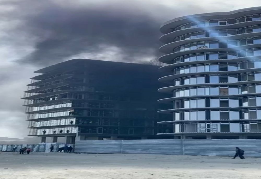 VIDEO Incendiu violent la un bloc din Mamaia Nord