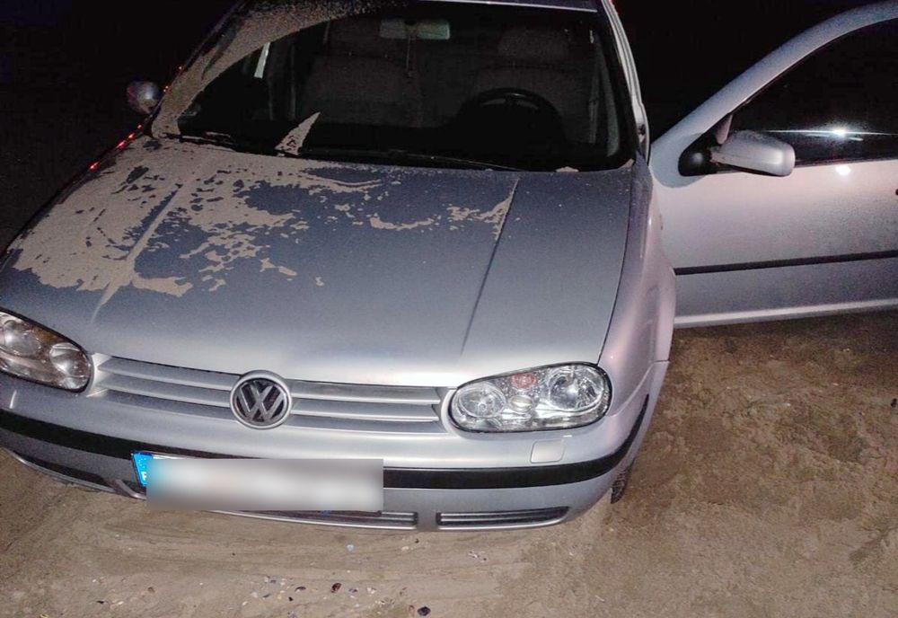 Șofer beat și drogat, amendat pentru ca a intrat cu mașina pe plajă