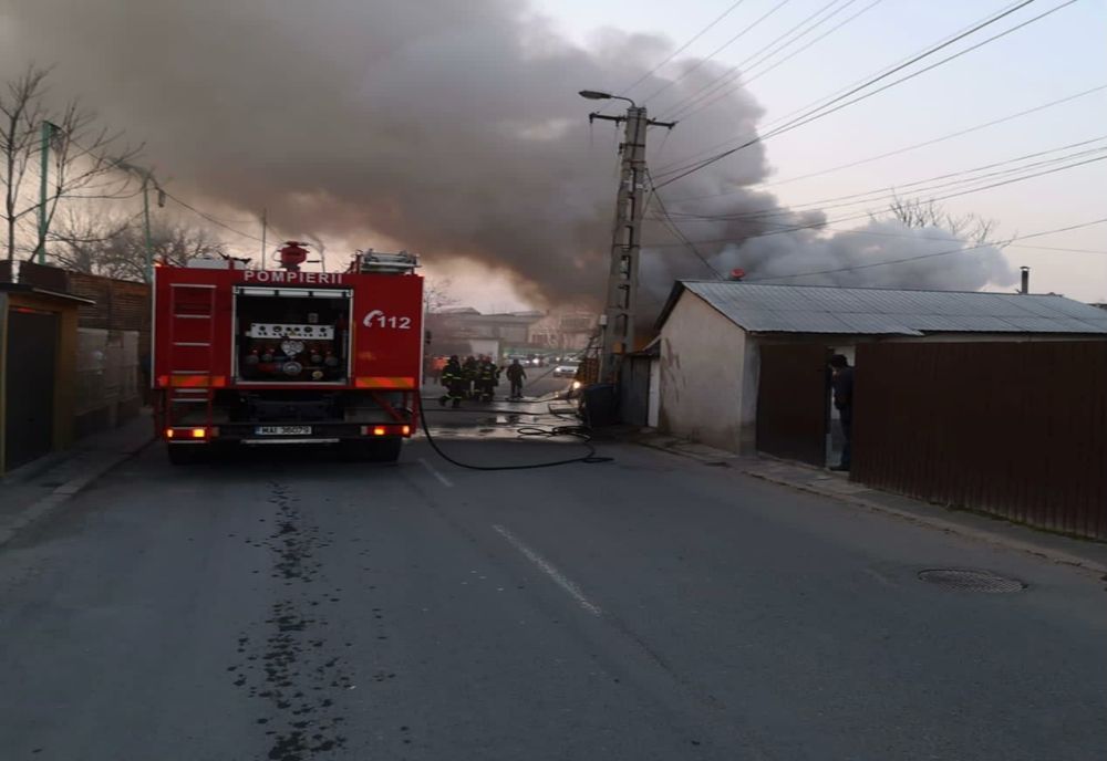 Bătrân imobilizat în locuința cuprinsă de flăcări, salvat de pompieri