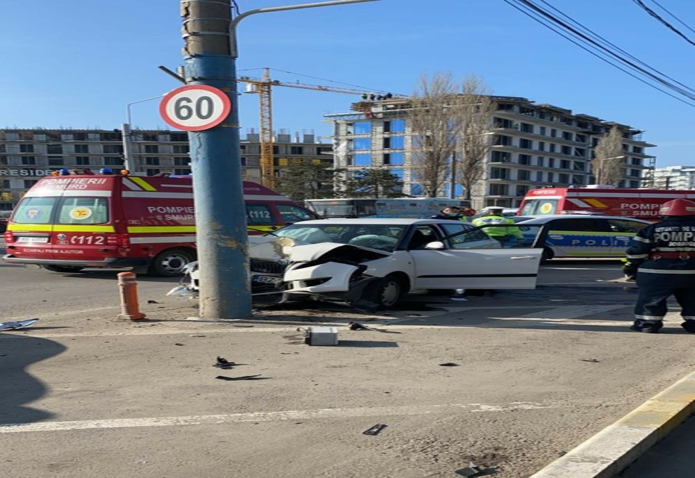 FOTO| Un șofer a murit după ce a intrat cu mașina în stâlp