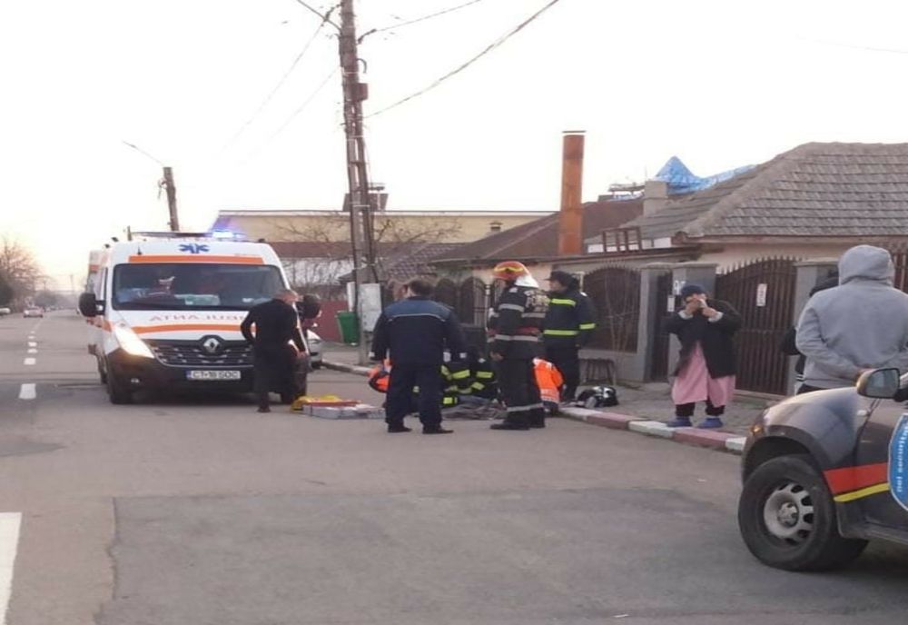 Alertă la Costineşti: doi copii au fost prinşi sub ţevi metalice