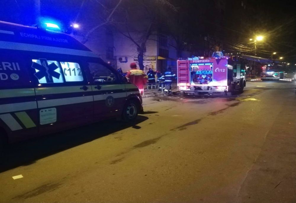 FOTO Incendiu la o garsonieră din Tulcea. Mai mulți locatari evacuați
