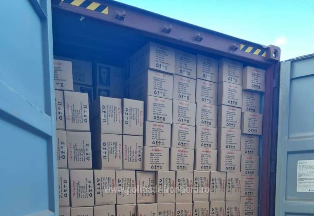 FOTO Două containere din China, încărcate cu becuri cu incandescență neconforme, oprite în Portul Constanţa
