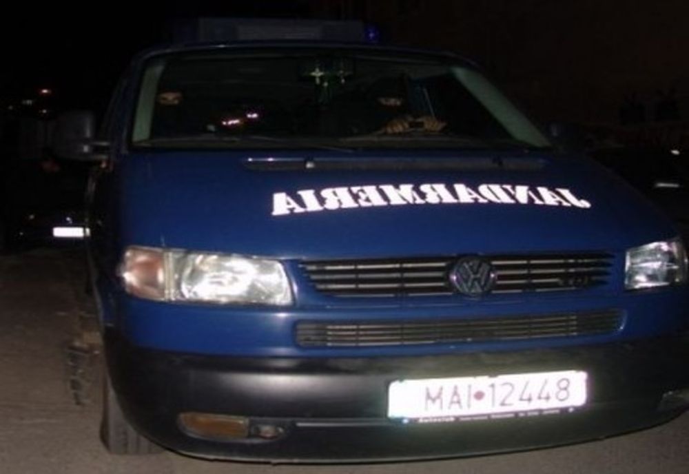 Scandal în miez de noapte. Un tânăr beat a avariat mai multe mașini 