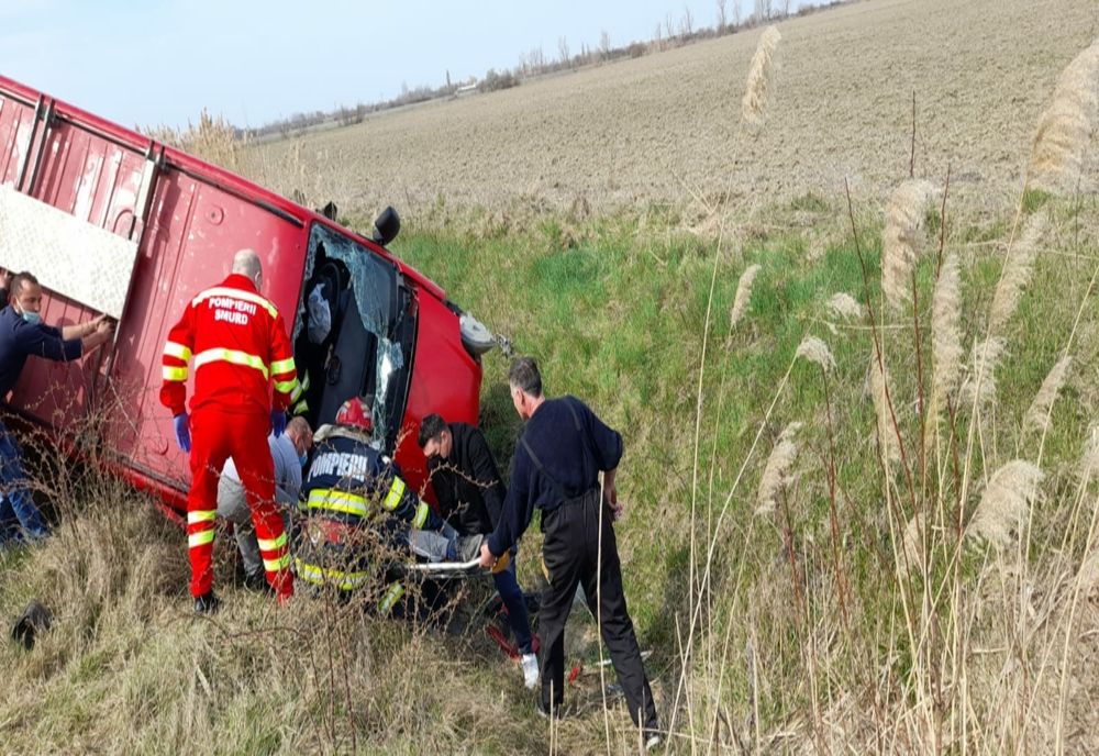 FOTO Accident grav pe DJ 201 A. Autoutilitară răsturnată