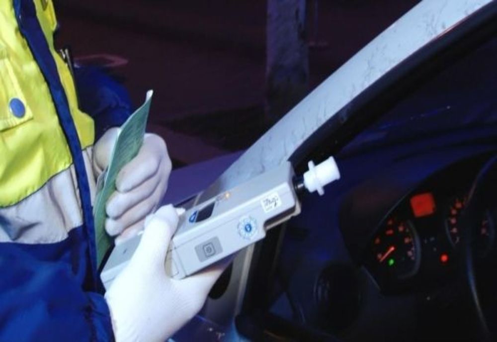 Beat la volan, fără permis, cu mașină fără acte și cu numere false