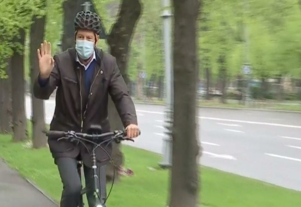 "O alternativă excelentă". Președintele Iohannis a mers cu bicicleta la serviciu