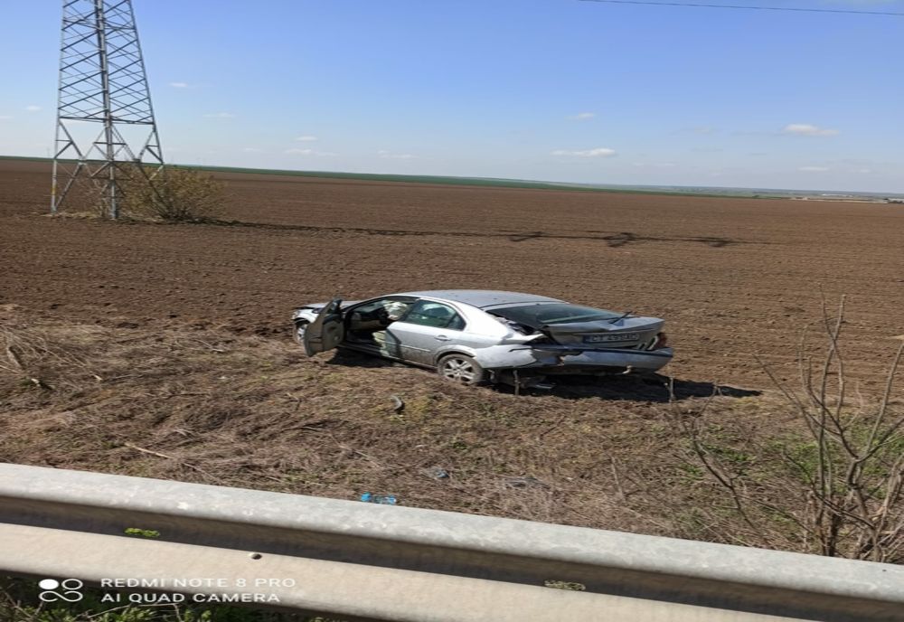 S-a răsturnat cu mașina pe DN22