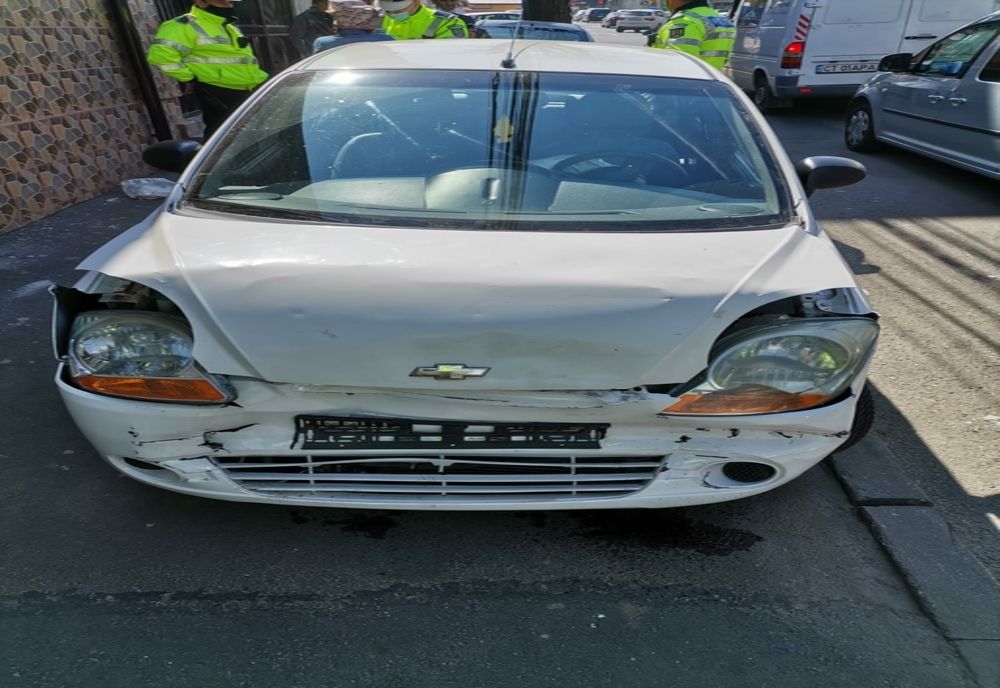 Șoferiță beată, prinsă de polițiști după ce a fugit de la locul unui accident