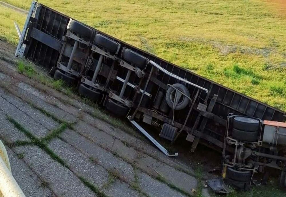 Un TIR s-a răsturnat la ieșirea din Piscu după ce i-a explodat cauciucul din stânga spate