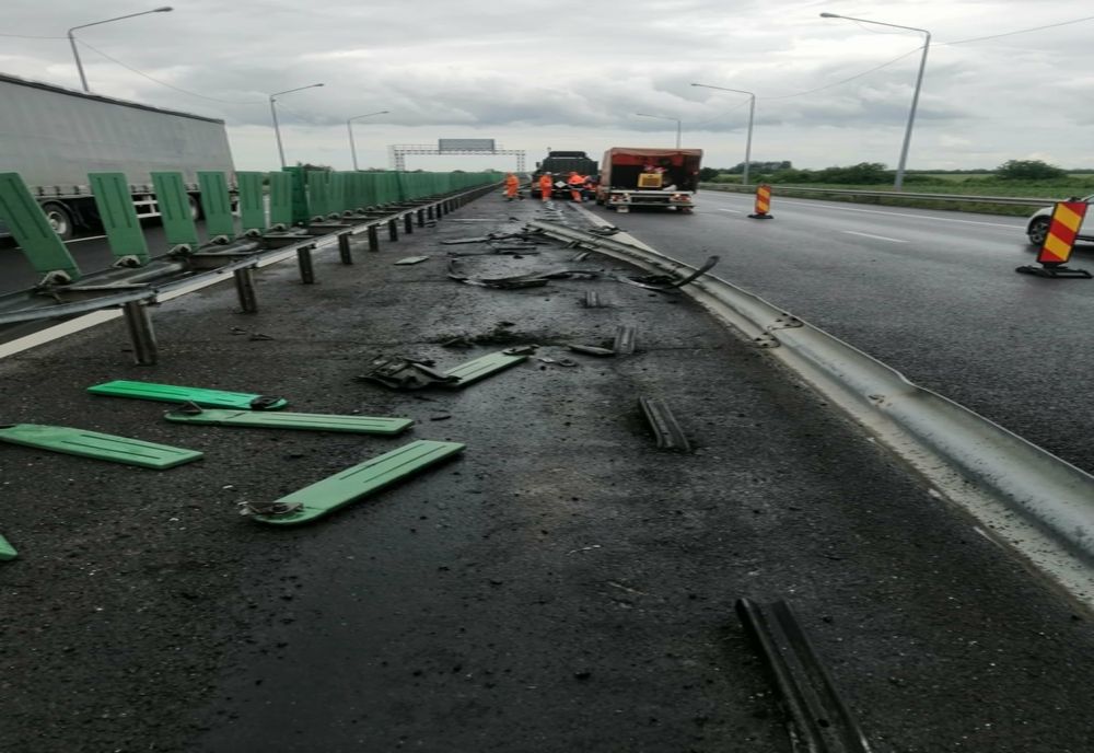 FOTO Autoutilitară militară implicată într-un accident pe A2