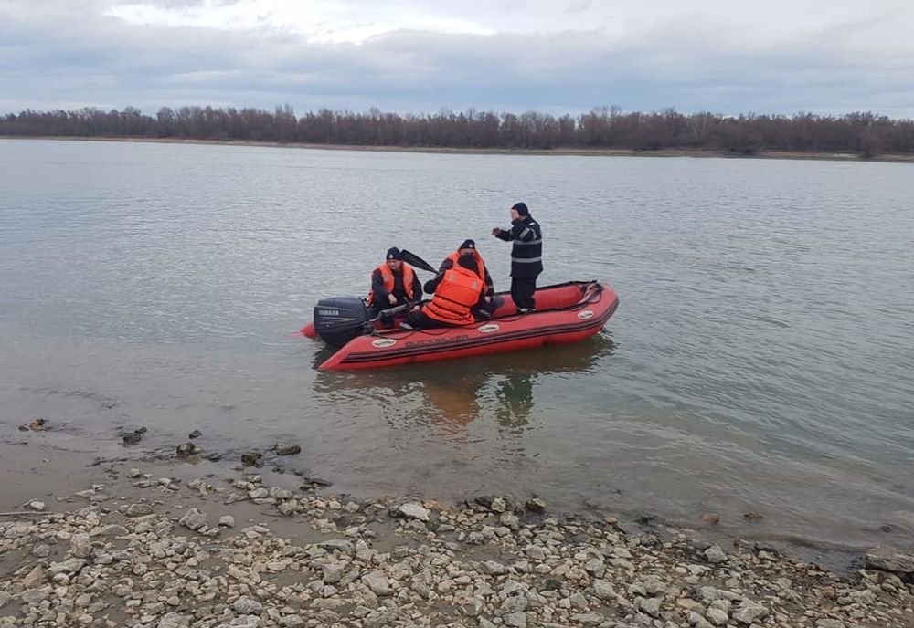 Alertă pe Dunăre. Tânăr căutat cu scafandrii