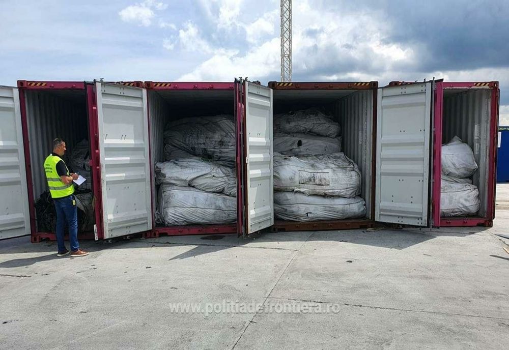 FOTO Patru containere pline cu deșeuri au fost oprite de la export în Portul Constanța Sud Agigea