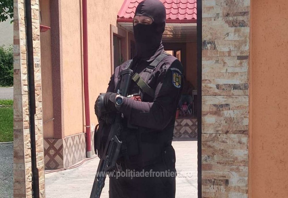 Doi cetăţeni romani arestaţi preventiv pentru trafic de migranţi