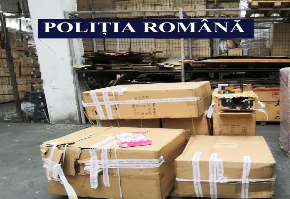 Rechizite școlare contrafăcute descoperite într-un container sosit din China