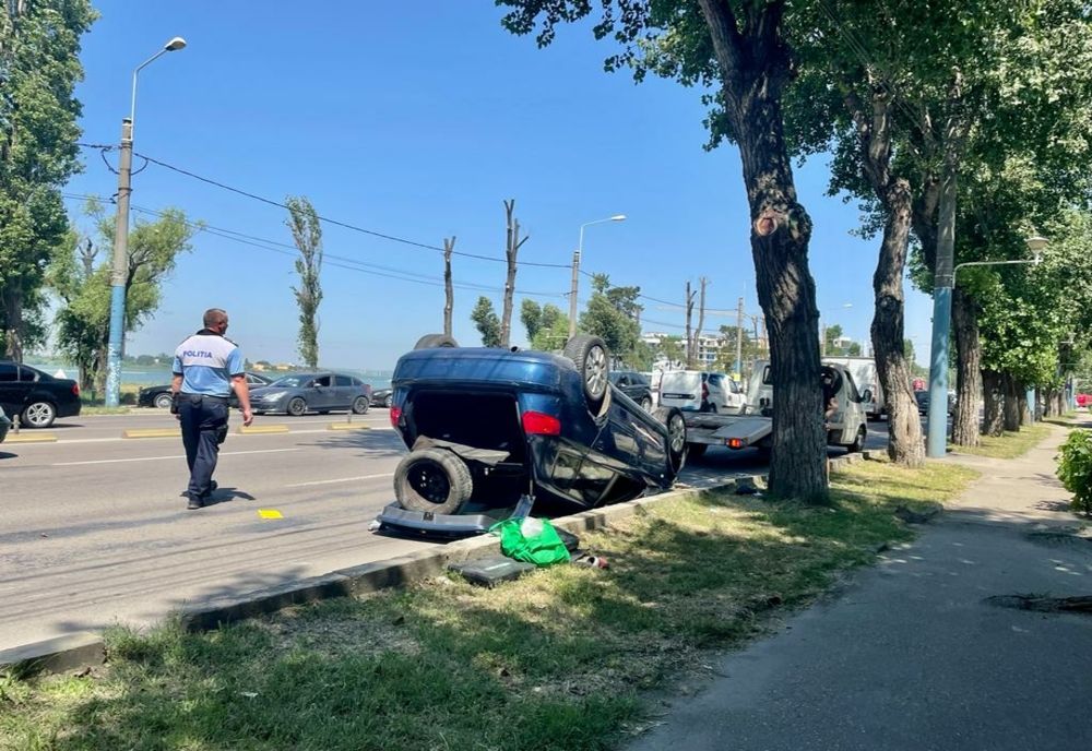 Mașină răsturnată la Aqua Magic