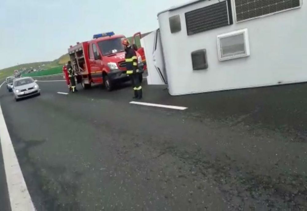 VIDEO Accident pe Autostrada Soarelui. Autorulotă răsturnată