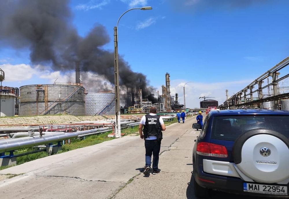 Petromidia amendată de Garda de Mediu pentru incendiul de la rafinărie