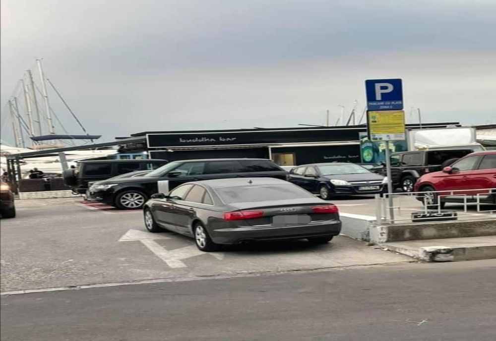 Bolid ridicat din Portul Tomis. A blocat intrarea în parcare