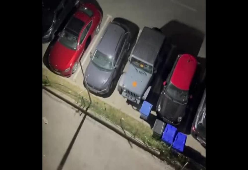 VIDEO Tineri cazați în  Mamaia s-au filmat aruncând pe geam scaune  și pahare peste mașini din parcare