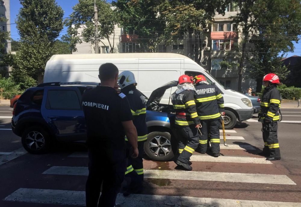 FOTO O femeie a ajuns la spital după ce a fost lovită de o mașină pe trecerea de pietoni