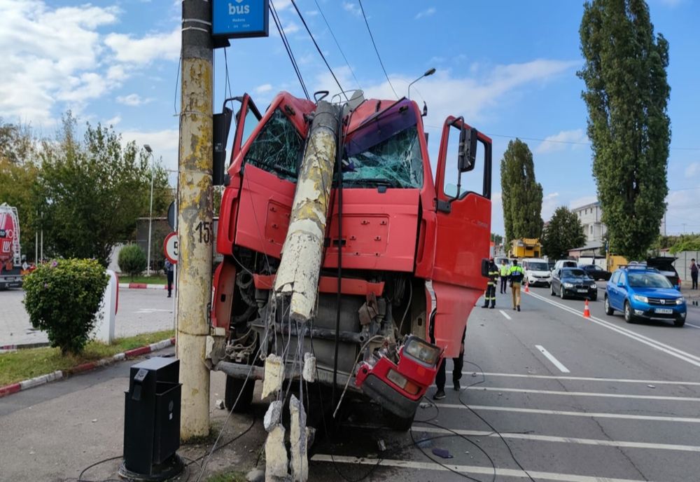 FOTO Tragedie evitată. Autotren intrat într-un  stâlp de electricitate
