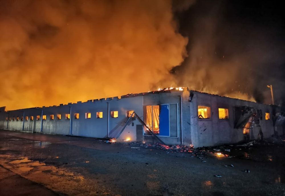 FOTO VIDEO Fabrică de pâine în flăcări. Intervin pompieri din două județe 