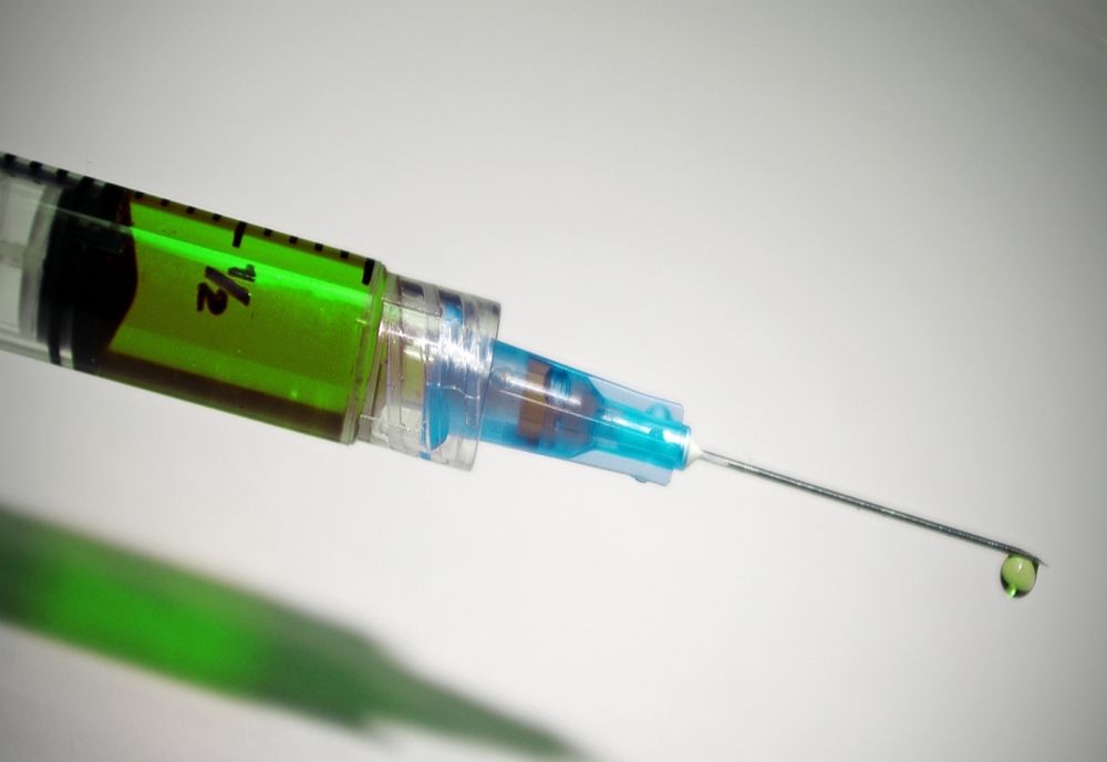 Vaccinarea și testarea ar putea fi OBLIGATORII. Cine riscă să fie DAT AFARĂ dacă nu se vaccinează