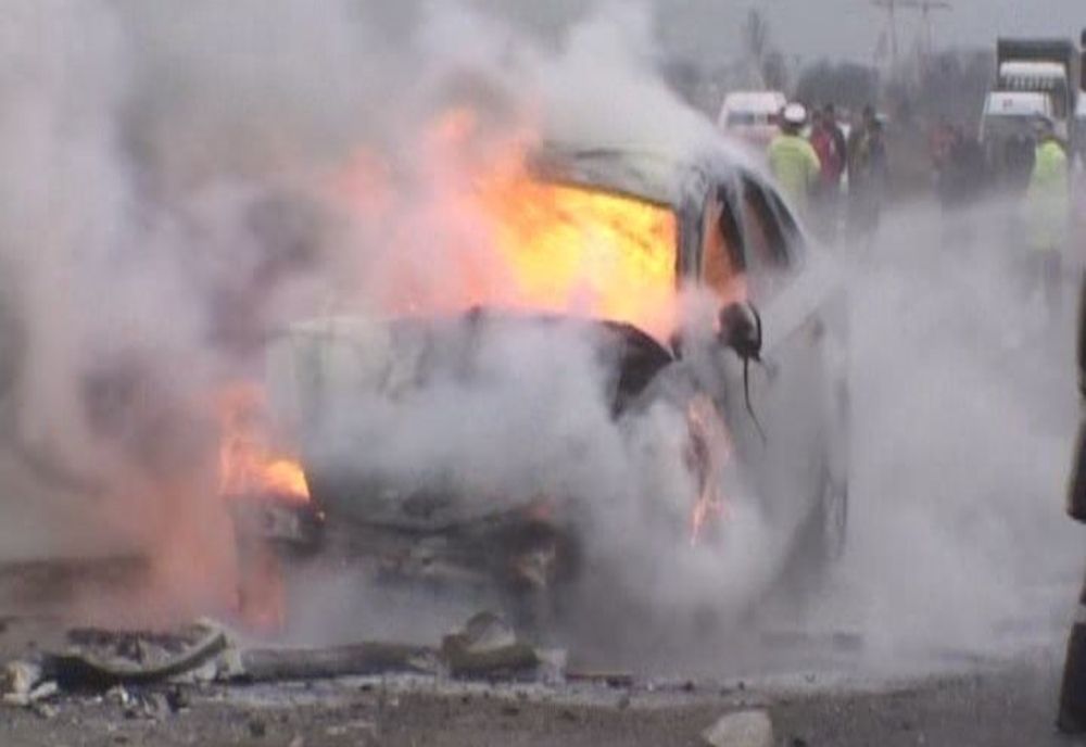 Au crezut că au scăpat! Patru tineri au incendiat o mașină după ce au furat-o