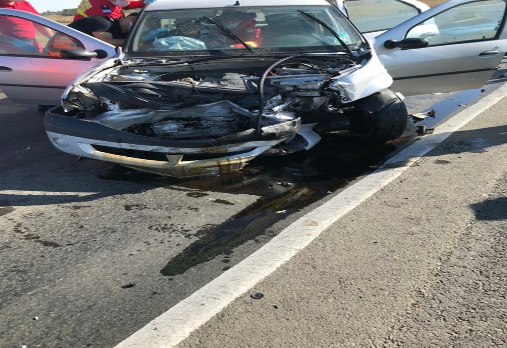 FOTO Accident grav în Ialomița. O mașină a ajuns pe câmp în urma impactului