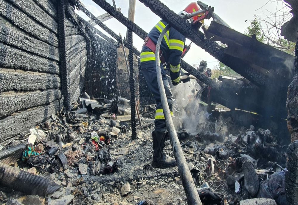 FOTO Incendiu violent la o casă din Sibioara