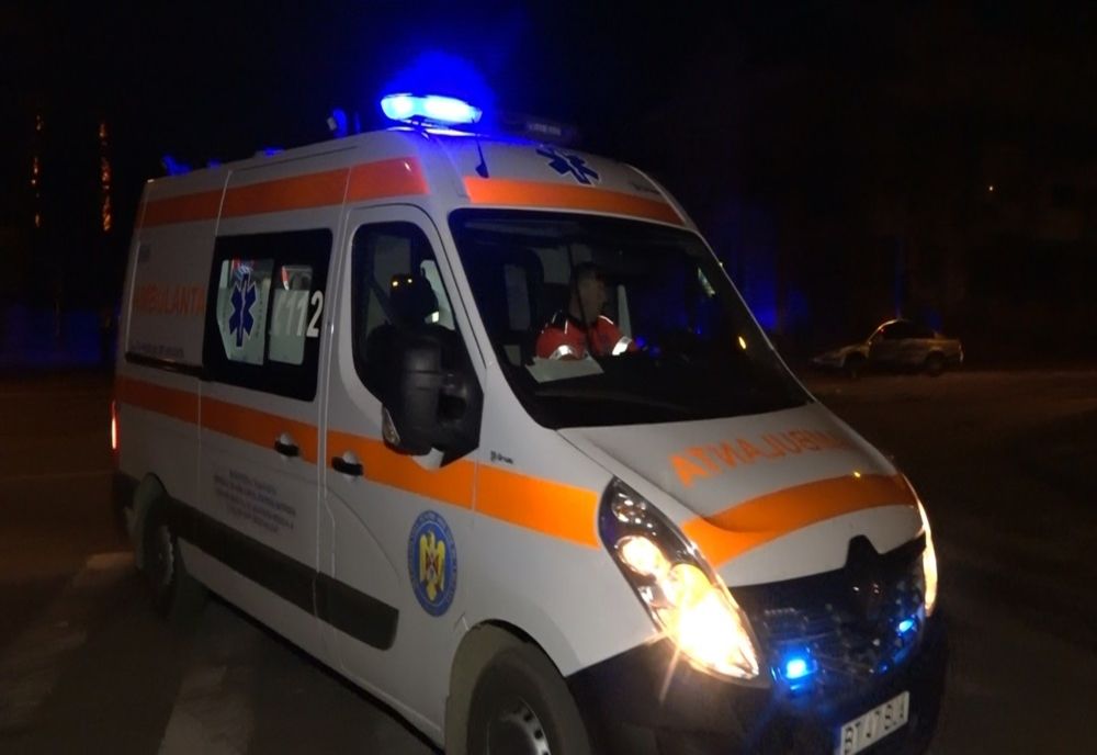 Impact violent între două autoturisme. O victimă