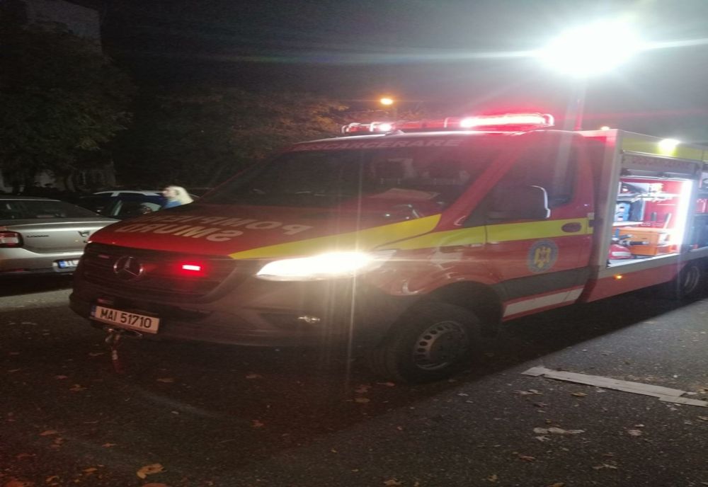 FOTO Apartament în flăcări . O tânără a sărit pe geam, două persoane intoxicate cu fum