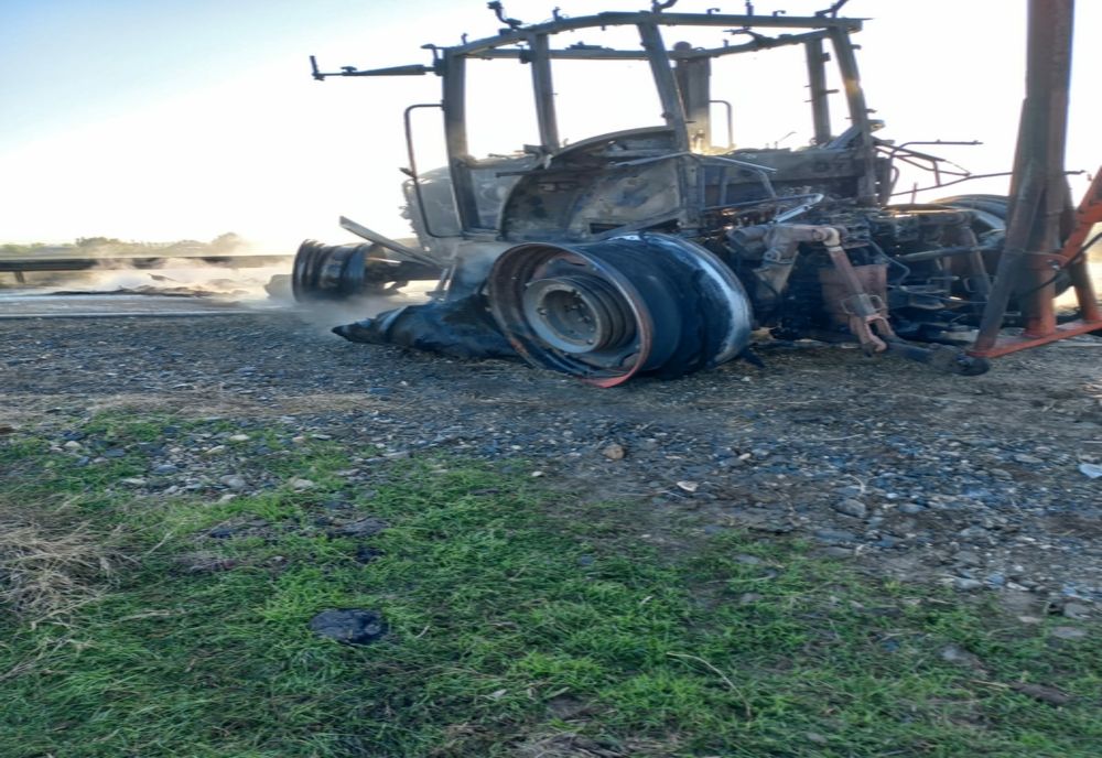 Tractor cuprins de flăcări. Panică pe DN22