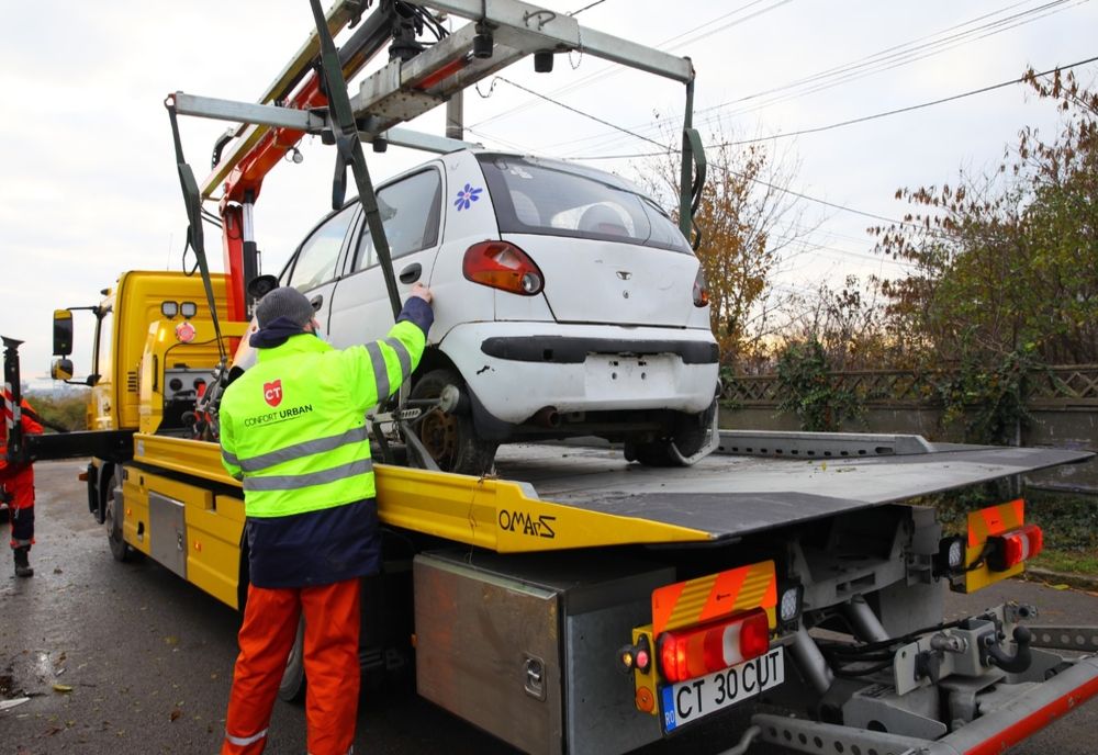 Polițiștii locali ridică mașinile abandonate
