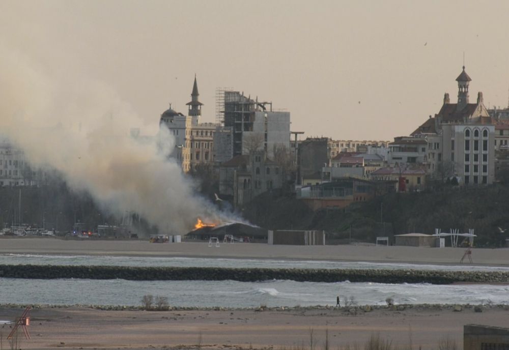 FOTO VIDEO Terasă în flăcări pe plaja Modern