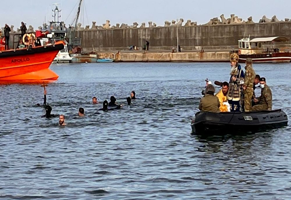 FOTO VIDEO Boboteza la Constanța. Mii de oameni în Portul Tomis