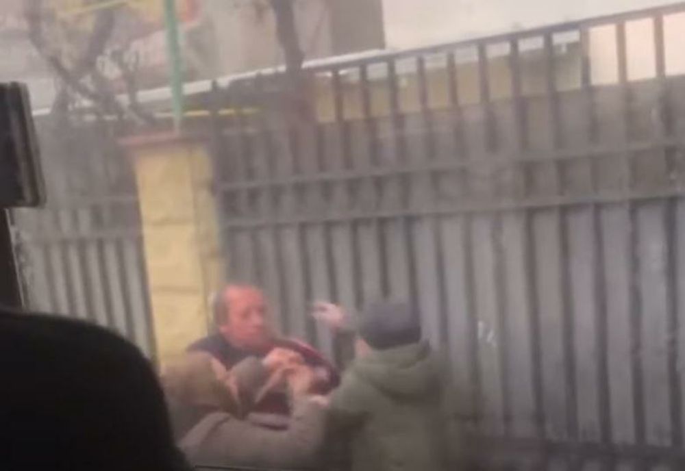 Pasager bătut de un șofer de autobuz. Bărbatul a ajuns la spital