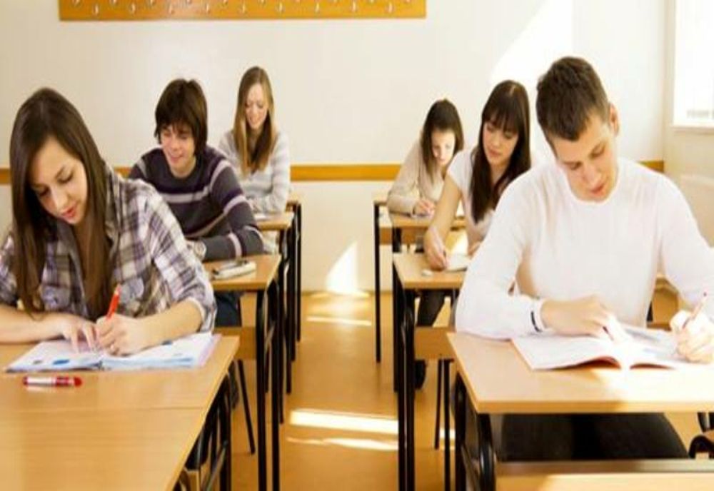 Mai mulți elevi cu nota scăzută la purtare trebuie să primească câte 5.000 de euro de la liceul la care au învățat