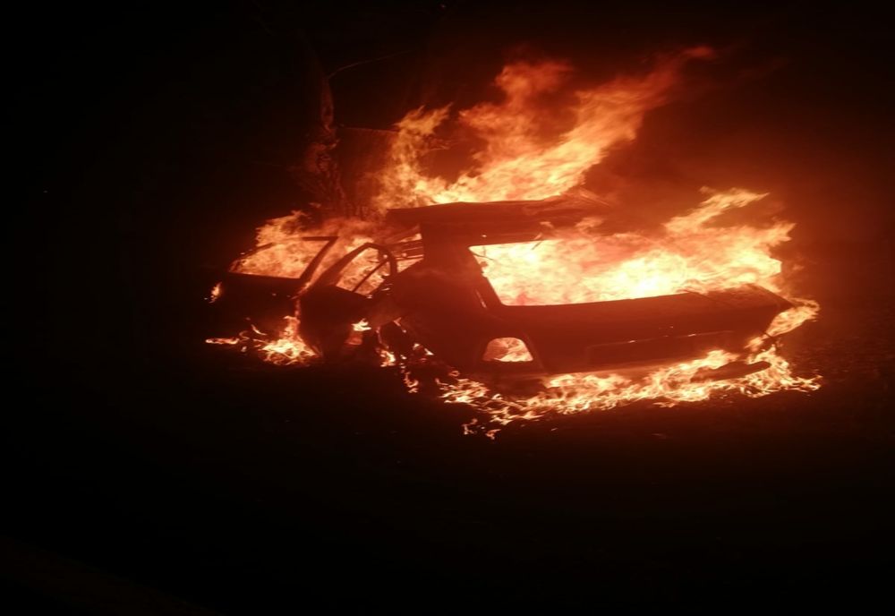 Mașină făcută scrum după ce a fost cuprinsă de flăcări
