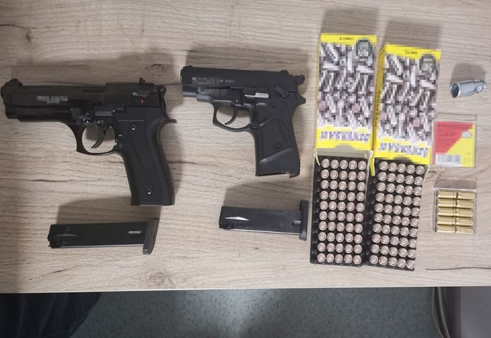 Doi români și un britanic, prinși la vamă cu pistoale și 110 cartușe